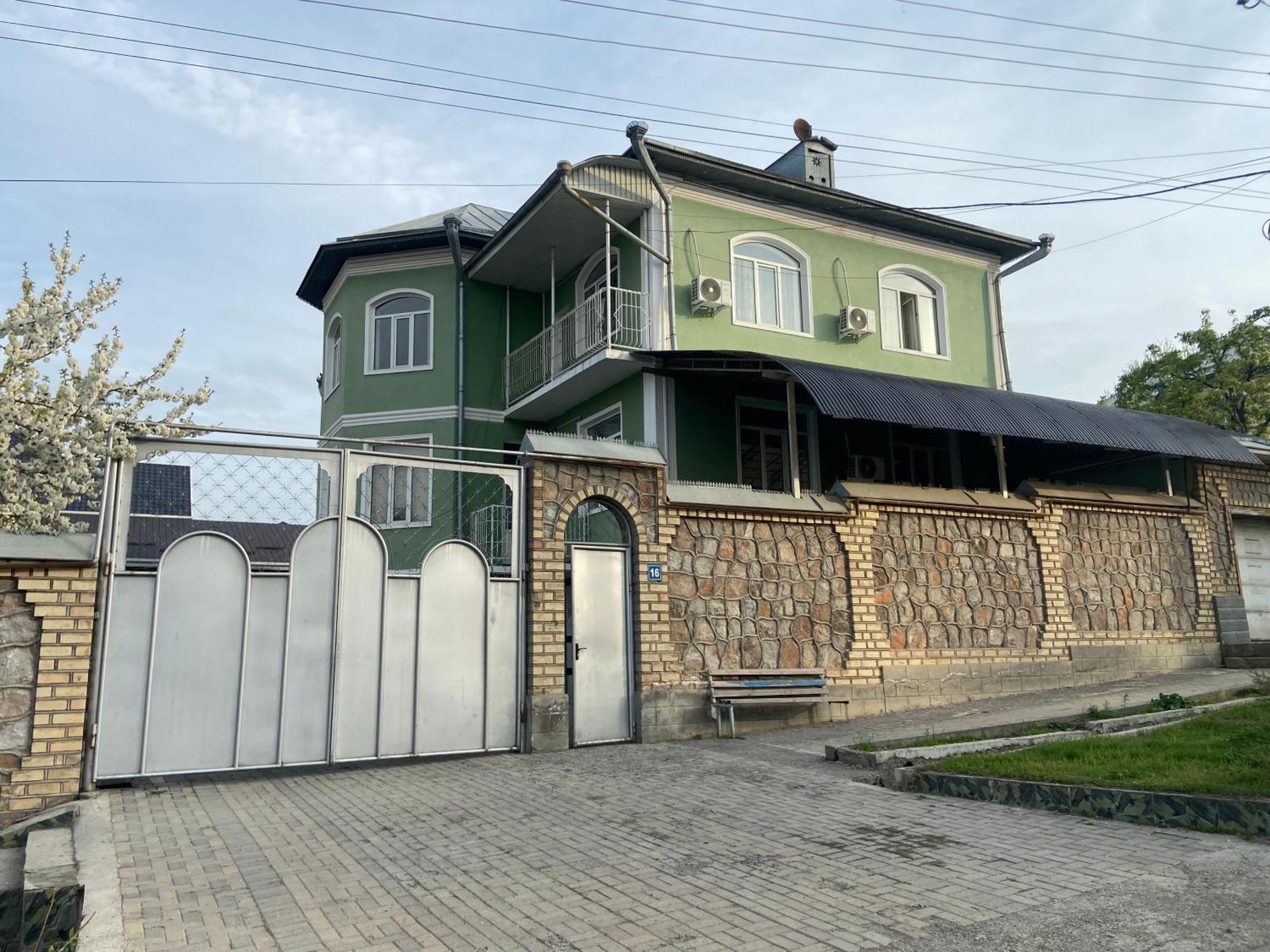 Green Yard Osh Exterior photo